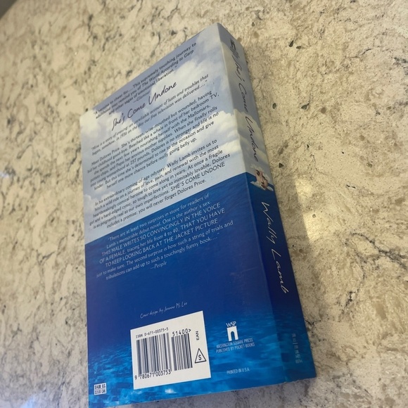 Paperback Book - She's come undone - Picture 5 of 5